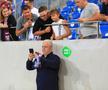Marius Şumudică s-a pozat cu fanii la finalul meciului FOTO: Ionuţ Iordache (GSP)