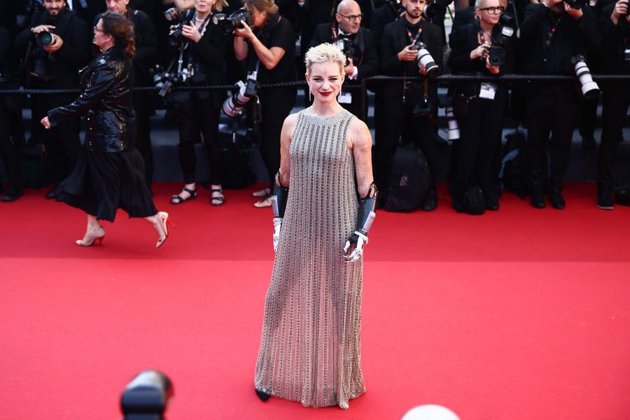 Bebe Vio pe covorul roșu de la Cannes FOTO Imago Images Scrimera Bebe Vio, dublă campioană la Jocurile Paralimpice din 2016 și 2020: „Povestea mea nu se bazează pe boala pe care am avut-o, ci pe sportul pe care-l practic!”