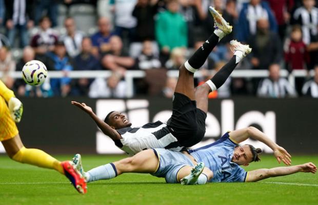 Cum a caracterizat Postecoglou prestația lui Radu Drăgușin cu Newcastle: „Am vrut să-l expunem”