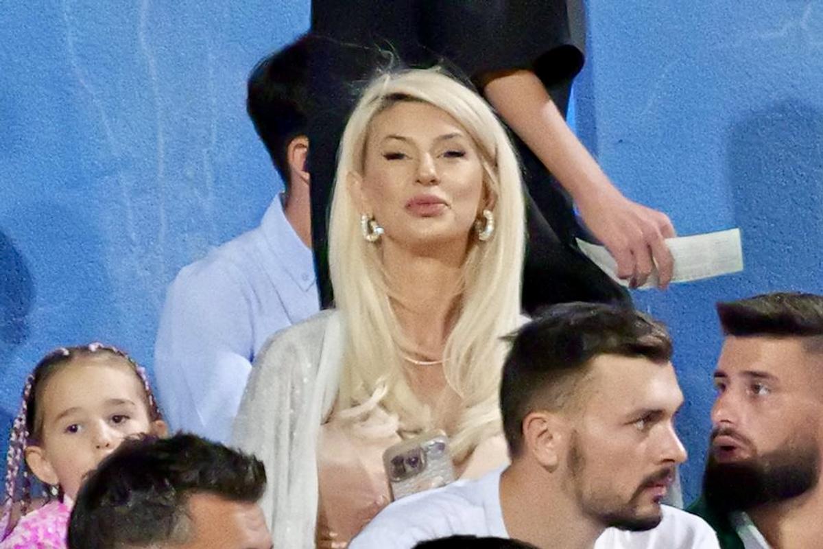 Blonda care și-a eclipsat soțul fotbalist, în tribune, la Ovidiu