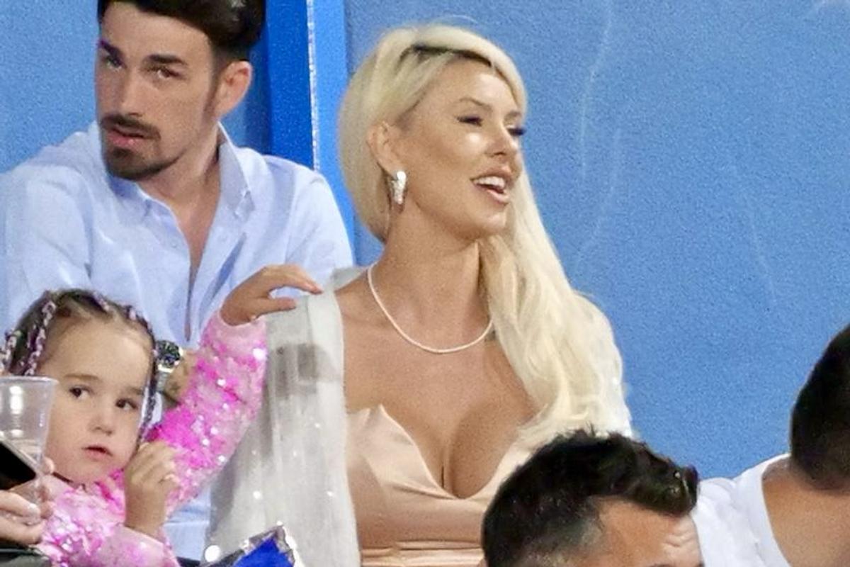 Blonda care și-a eclipsat soțul fotbalist, în tribune, la Ovidiu