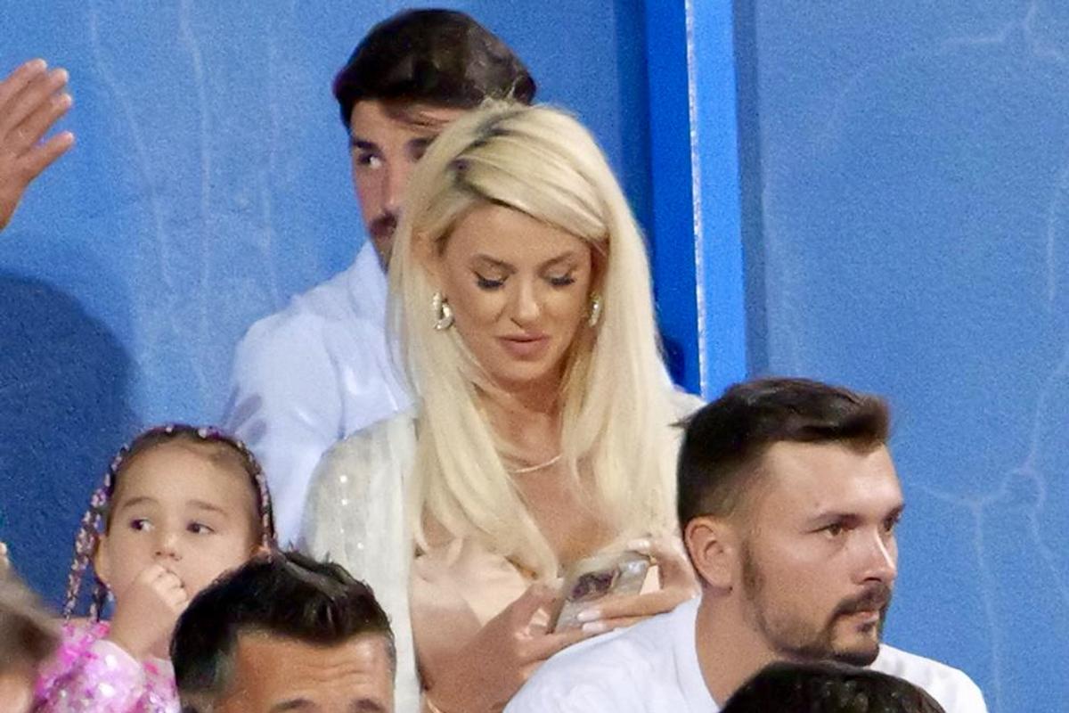 Blonda care și-a eclipsat soțul fotbalist, în tribune, la Ovidiu