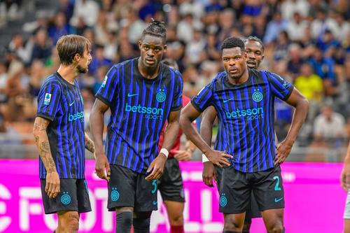 Francesco Acerbi, Yann Bisseck și Denzel Dumfries sunt nedumeriți după ce Inter a pierdut cu Udinese (1-2) / Foto: Image