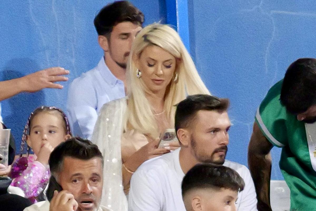 Blonda care și-a eclipsat soțul fotbalist, în tribune, la Ovidiu