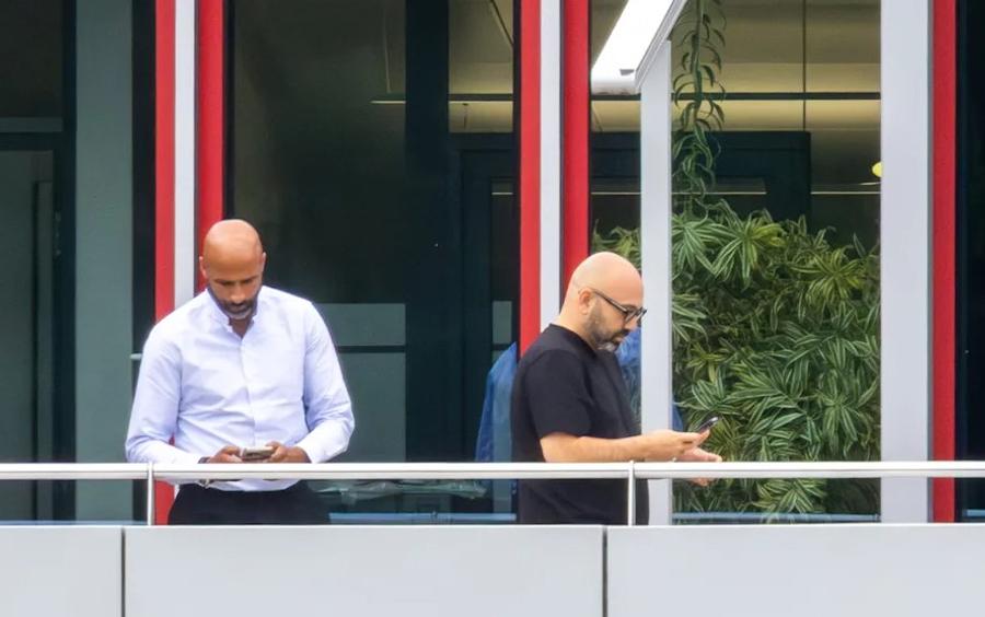 Agenții lui Nicolas Jackson, Diomansy Kamara și Ali Barat, pe balconul sediului lui Bayern, negociind transferul / Foto: BILD Acum chiar că s-a încheiat transferul: Bayern i-a adus rezervă lui Harry Kane » Cât o costă Nicolas Jackson!