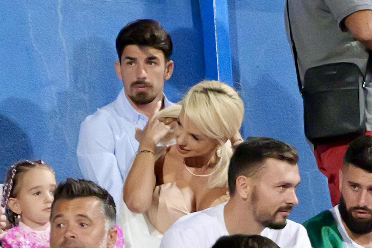 Blonda care și-a eclipsat soțul fotbalist, în tribune, la Ovidiu