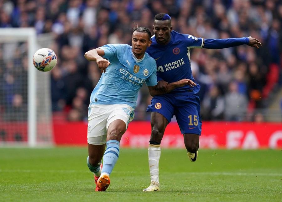 Manuel Akanji, într-un duel cu Nicolas Jackson, la un meci între Manchester City și Chelsea din semifinalele Cupei Angliei / Foto: Imago Un transfer „last minute” pentru Cristi Chivu » Inter se întărește de la Manchester City