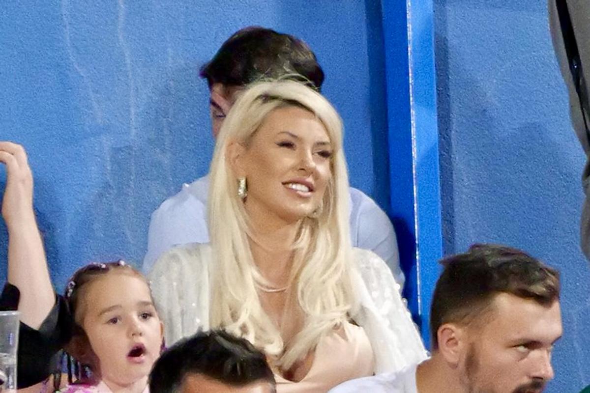 Blonda care și-a eclipsat soțul fotbalist, în tribune, la Ovidiu