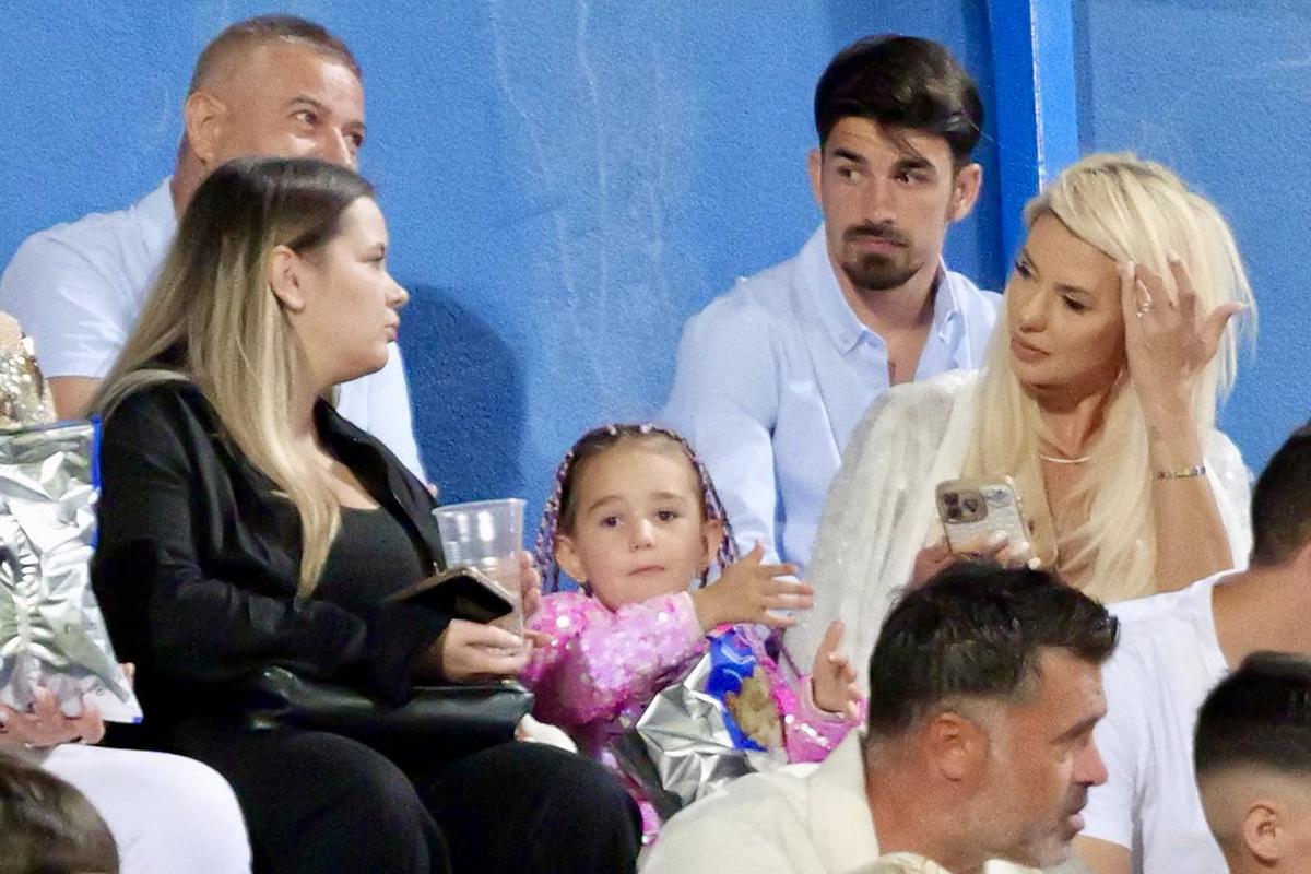 Blonda care și-a eclipsat soțul fotbalist, în tribune, la Ovidiu