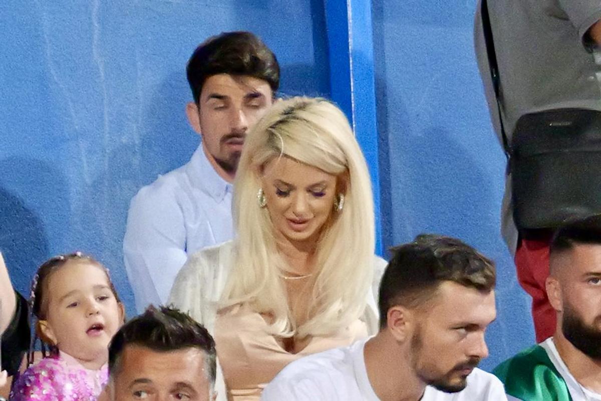 Blonda care și-a eclipsat soțul fotbalist, în tribune, la Ovidiu