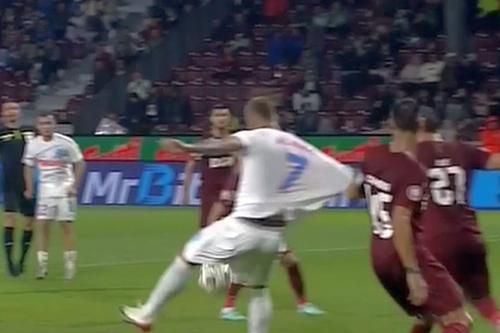 Gigi Becali l-a jignit pe Ovidiu Hațegan, acuzând că FCSB nu a primit penalty când Denis Alibec a fost ținut de tricou în careul lui CFR Cluj