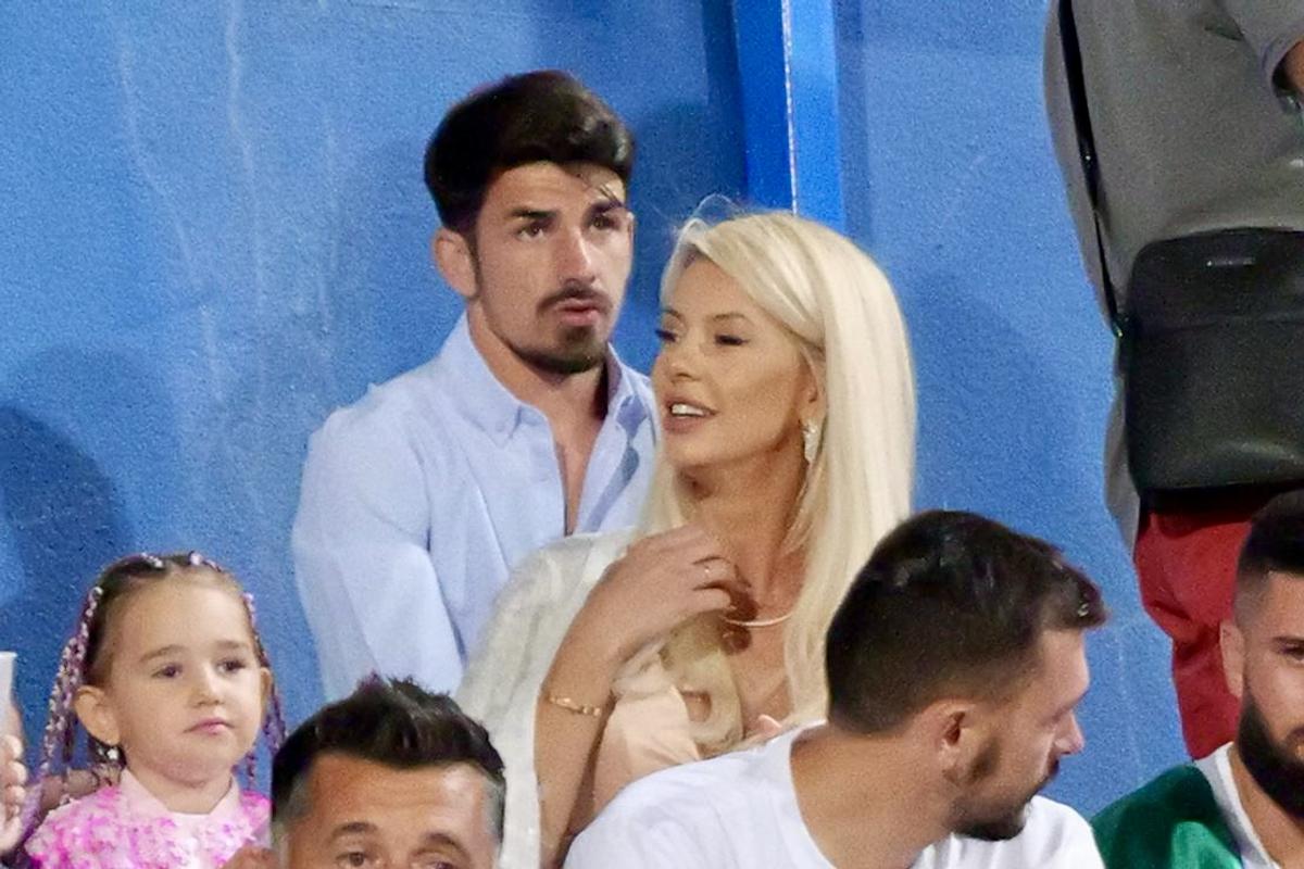 Blonda care și-a eclipsat soțul fotbalist, în tribune, la Ovidiu