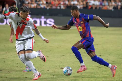 Andrei Rațiu, în duel cu Rashford, în Rayo Vallecano - Barcelona/ foto: Imago Images