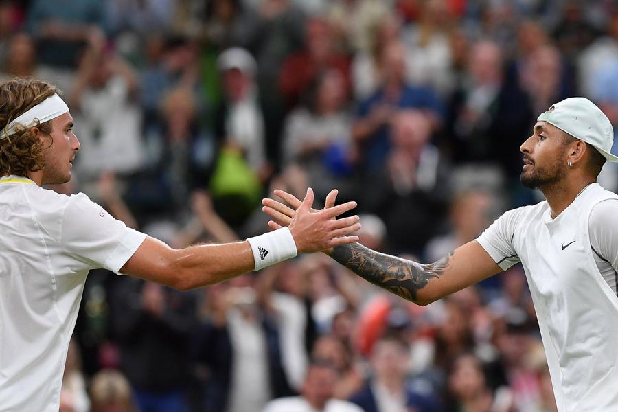 Stefanos Tsitsipas și Nick Kyrgios la Wimbledon 2022 FOTO Imago Images Stefanos Tsitsipas, reacție neașteptată despre Nick Kyrgios: „Știam dinainte de a se anunța testul pozitiv. Mă surprinde că a venit atât de târziu”