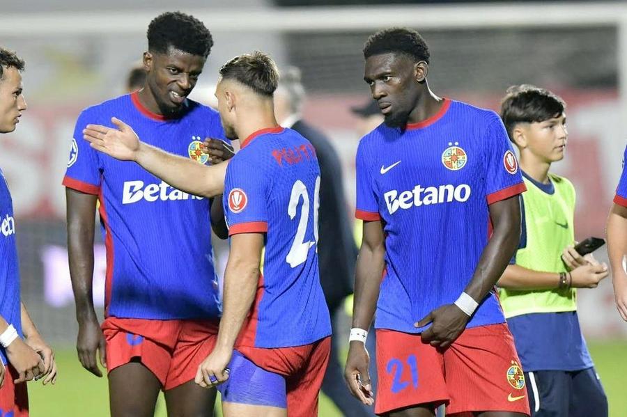 Dylan Batubinsika (dreapta) s-a accidentat / FOTO: GSP.ro Cad pe capete! După Politic, s-a „rupt” încă un jucător de la FCSB și ratează derby-ul cu Dinamo: „Probleme destul de mari”