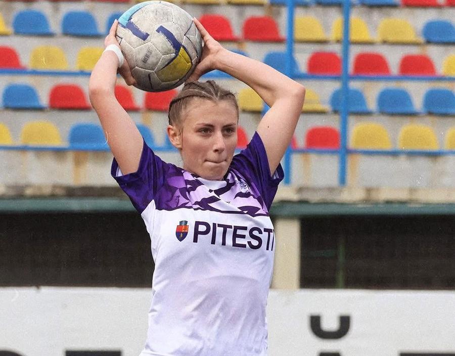 În tricoul echipei feminine a lui FC Argeș / Sursă foto: Facebook „Sunt sora mai mare a cuiva, trebuie să mă întorc acasă!” » Diagnosticată cu leucemie, fotbalista Maria Chițu face dezvăluiri emoționante: „Mai am cinci internări și scap”