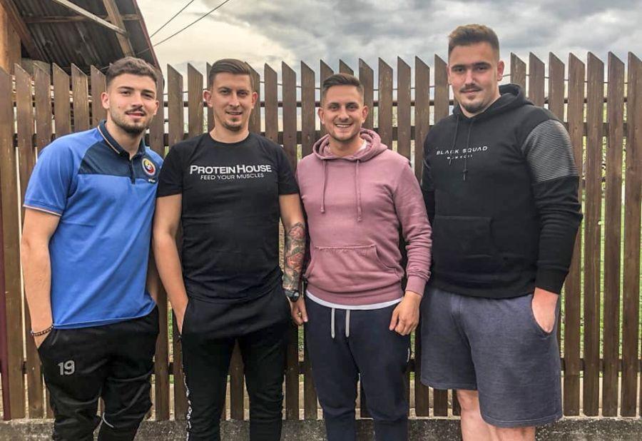 Cătălin Suciu, primul din dreapta // Foto: Facebook EXCLUSIV Cazul ZGUDUITOR al lui Cătălin Suciu: în 2016 era dorit de Reghe la FCSB, acum are peste 130kg în Liga 3! „Mi-am topit ambiția, am început să mănânc fără măsură”