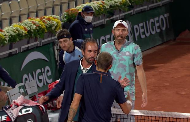 Un nou conflict la Roland Garros! „Nu te comporta ca un copil” » Adversarul s-a ridicat la el și a fost nevoie să-i separe arbitrul. Kyrgios a gustat scandalul: „Îl iubesc haha”