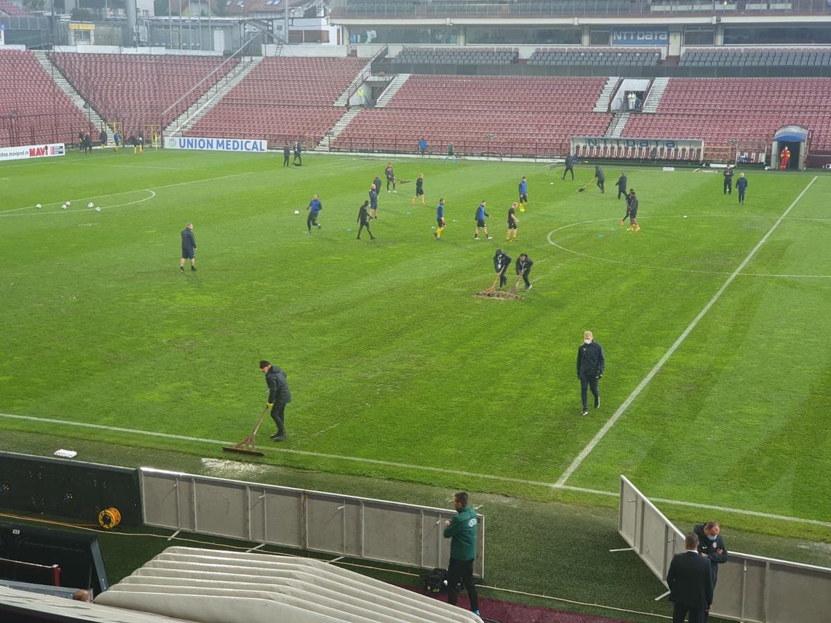Probleme pentru echipa lui Dan Petrescu! Terenul de la Cluj inundat înaintea meciului din play-off-ul Europa League