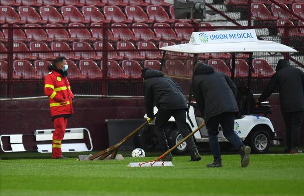 Probleme pentru echipa lui Dan Petrescu! Terenul de la Cluj, inundat înaintea meciului din play-off-ul Europa League