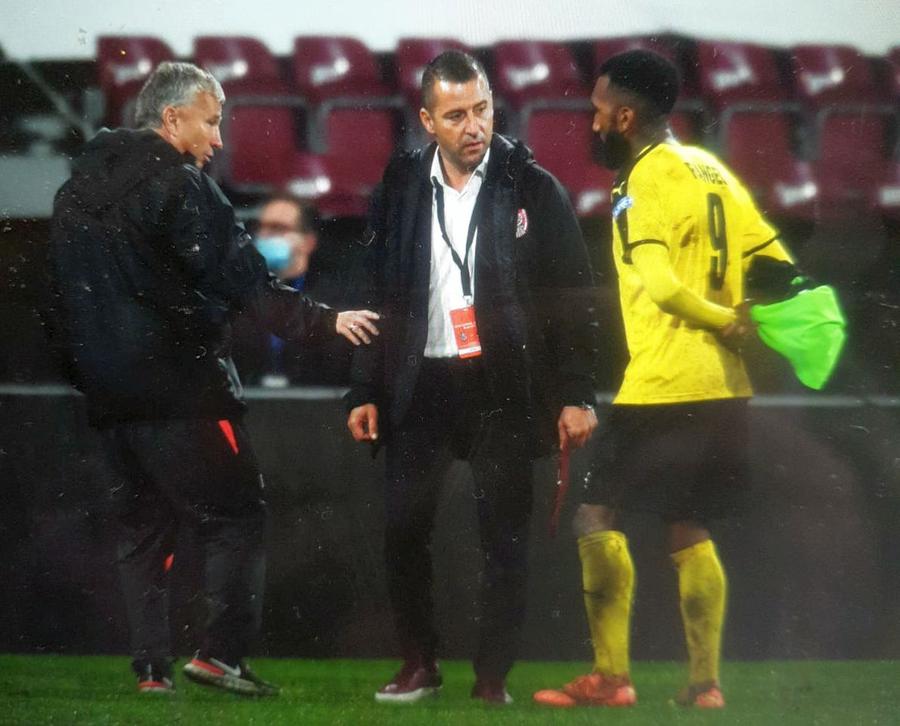 Dan Petrescu, discutând cu Rangel CFR CLUJ - KUPS 3-1. El e adversarul care i-a luat ochii lui Dan Petrescu! Ce a făcut antrenorul la finalul partidei