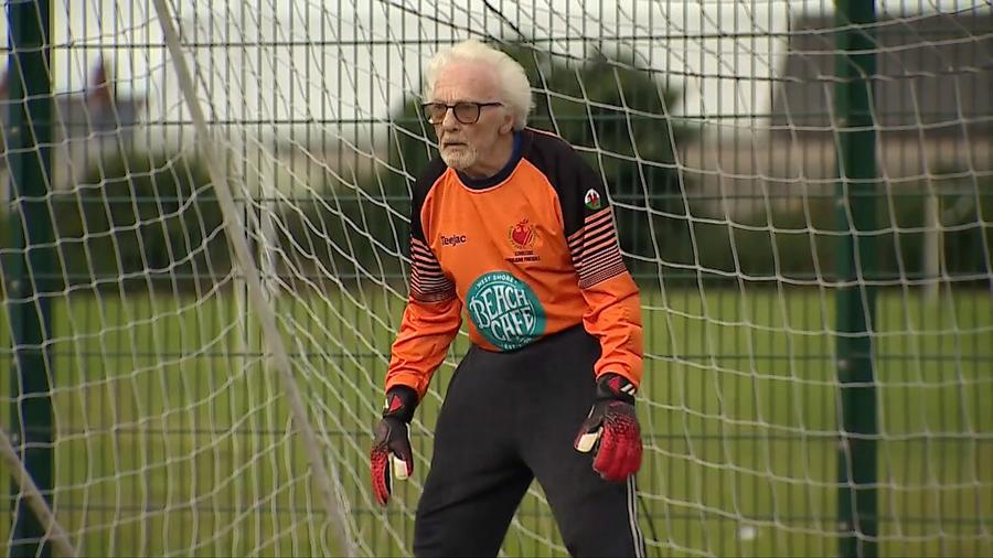 Alan Camsell, gata de a apăra, la 88 de ani 88 de ani. Bunicul dintre buturi
