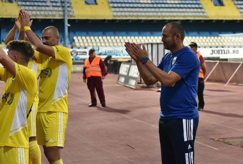 CFR Cluj a învins-o pe Petrolul, scor 1-0. Nicolae Constantin (48 de ani), antrenorul „lupilor galbeni”, și-a găsit cu greu cuvintele după eșecul suferit în prelungiri. Gabriel Tamaș (38 de ani) este mai optimist.