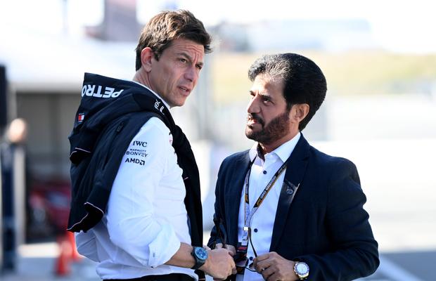 Război total în Formula 1, după ce șeful Mercedes a spus că Verstappen poate pierde titlul mondial de anul trecut: „Au încălcat regula, e ceva uriaș!”