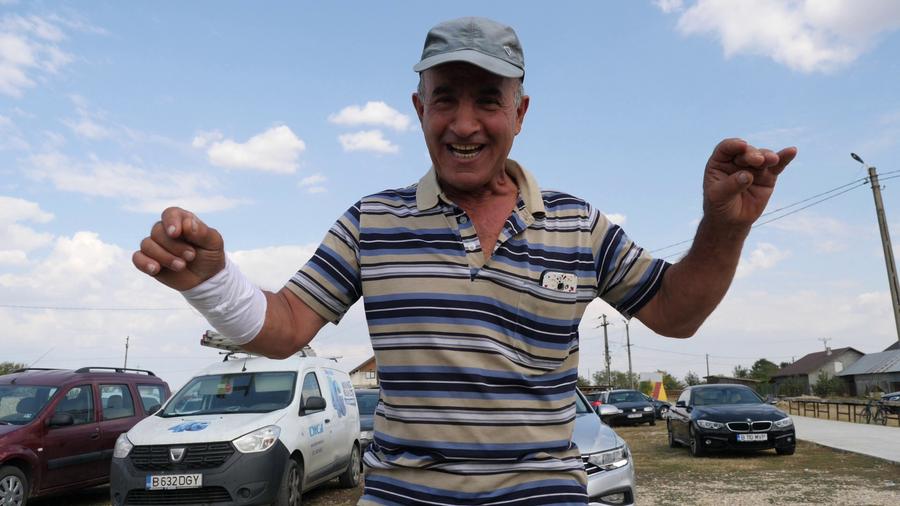 Violonistul comunei și-a rupt mâna după ce-a bătut vaca, dar chiar și-așa a făcut show „Azi aveți leucoplast la gură! Sunt probleme? Dacă da, nu mă interesează!” » Derby comunal de Teleorman cu „Ambreiaj” și „Marmeladă”!