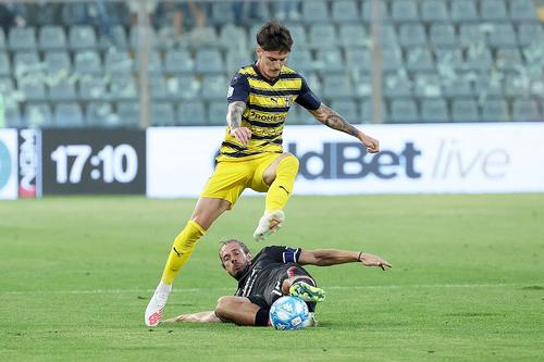 Dennis Man, în galben și albastru // foto: Imago Images