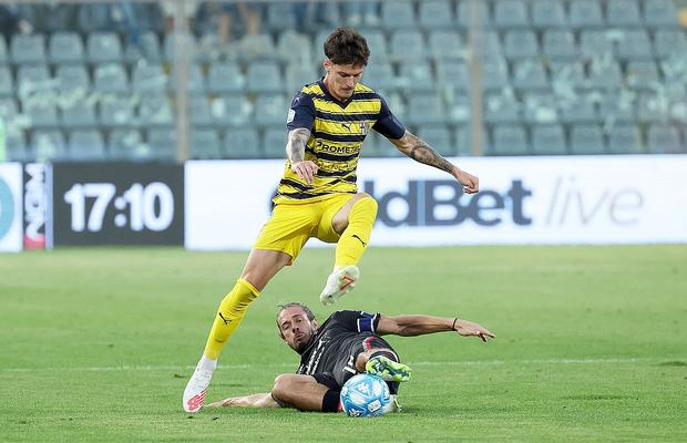 „Vicleanul” Dennis Man menține Parma pe primul loc cu un gol de 3 puncte: „Finalizare încântătoare”