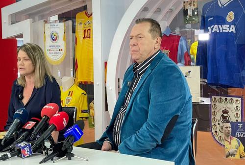 Mănușile cu care Helmuth Duckadam a scris istorie la Sevilla au părăsit azi Muzeul Fotbalului din București și s-au întors la Montreal, în Canada, în camera lui Marco Velentir, fiul celui care a plătit 3000 de dolari pentru a le cumpăra.