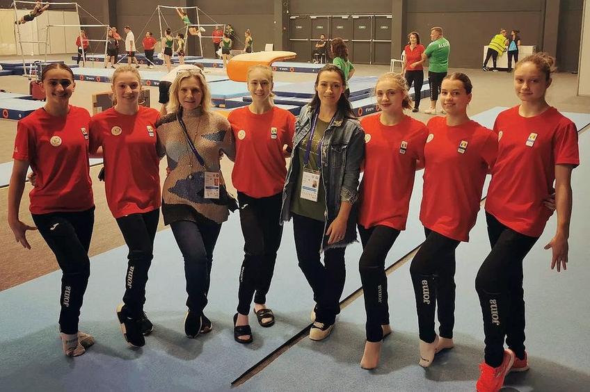 Cătălina Ponor, a patra de la dreapta la stânga // sursă foto: Instagram