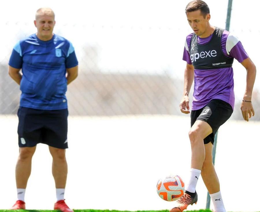 George Timiș, în stânga, la antrenamntele lui Abha Club Alegere surprinzătoare în Arabia Saudită » Al 3-lea tehnician român: n-a antrenat niciodată în Liga 1, dar se va bate cu Ronaldo și Neymar!