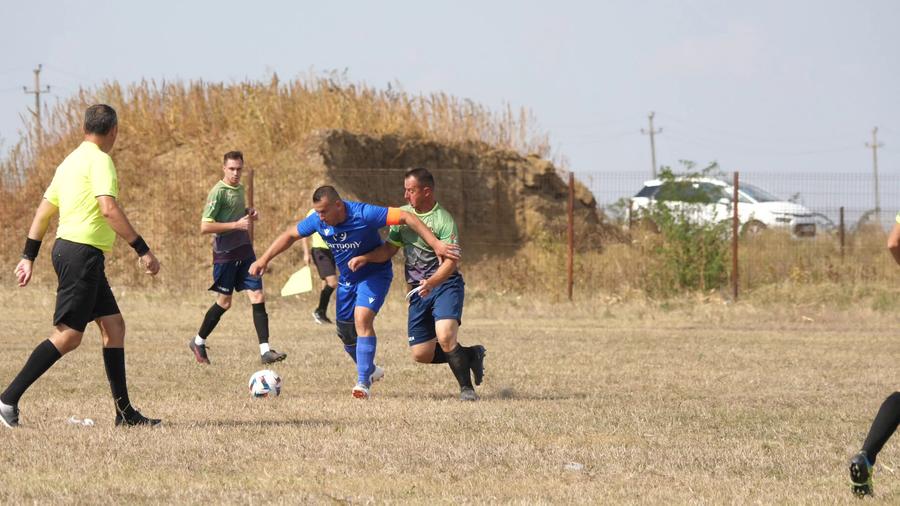S-a jucat fotbal chiar dacă terenul arată mai mult a pășune arsă de soare „Azi aveți leucoplast la gură! Sunt probleme? Dacă da, nu mă interesează!” » Derby comunal de Teleorman cu „Ambreiaj” și „Marmeladă”!