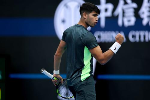 Carlos Alcaraz sărbătorind calificarea în „sferturi” Foto Guliver/GettyImages