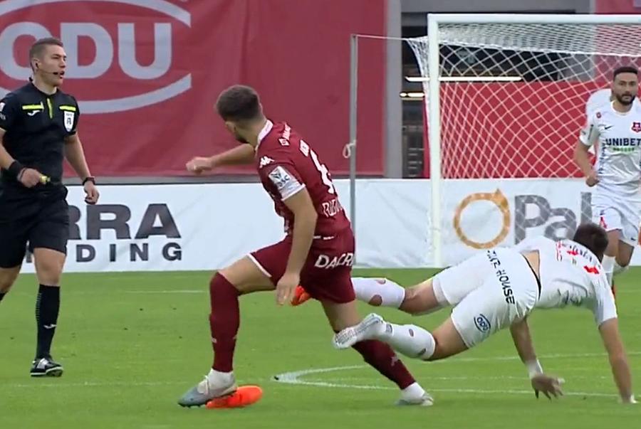 Iacob l-a descălțat pe Daniel Paraschiv, dar Szabolcs Kovacs a lăsat jocul să continue / Captură PrimaSport Rapid pleacă doar cu un punct de la Sibiu » Hermannstadt a dominat repriza a doua și putea să dea lovitura în final!