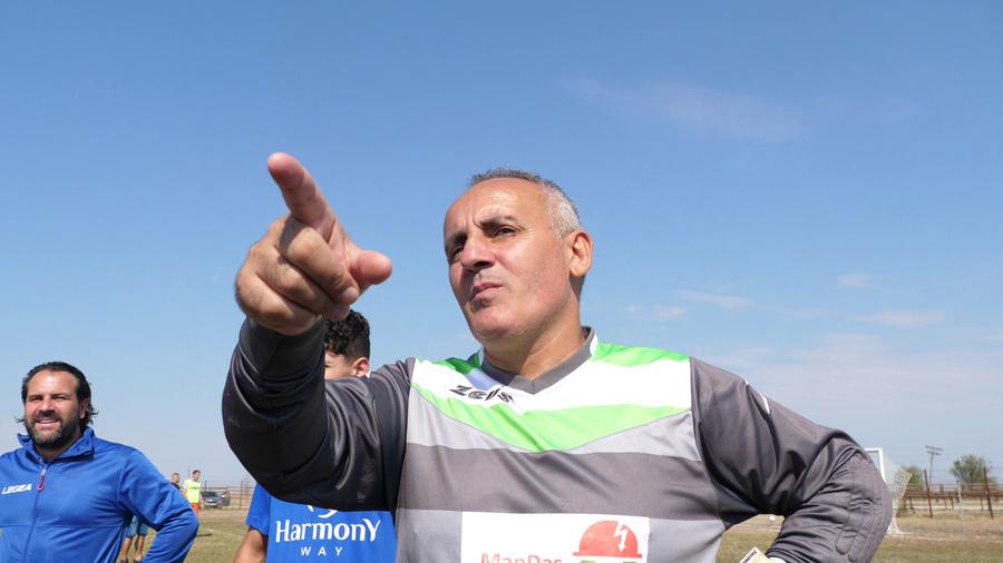 Portarul gazdelor e veteranul echipei, toată lumea în ascultă „Azi aveți leucoplast la gură! Sunt probleme? Dacă da, nu mă interesează!” » Derby comunal de Teleorman cu „Ambreiaj” și „Marmeladă”!