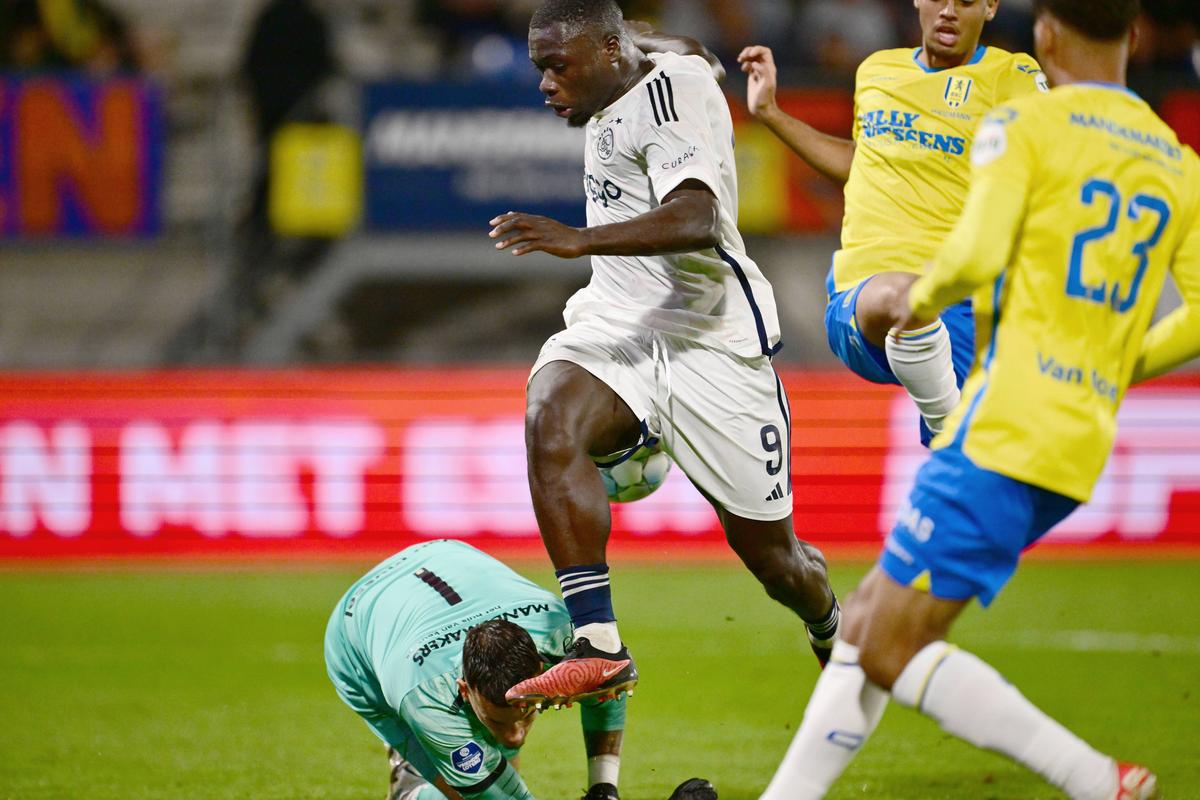 Dramă pe gazon în Waalwijk - Ajax! Portarul Etienne Vaessen a fost la un pas de moarte
