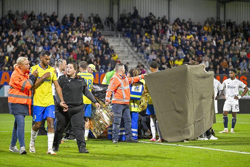 Dramă pe gazon în Waalwijk - Ajax! Portarul Etienne Vaessen a fost la un pas de moarte. Foto: Imago