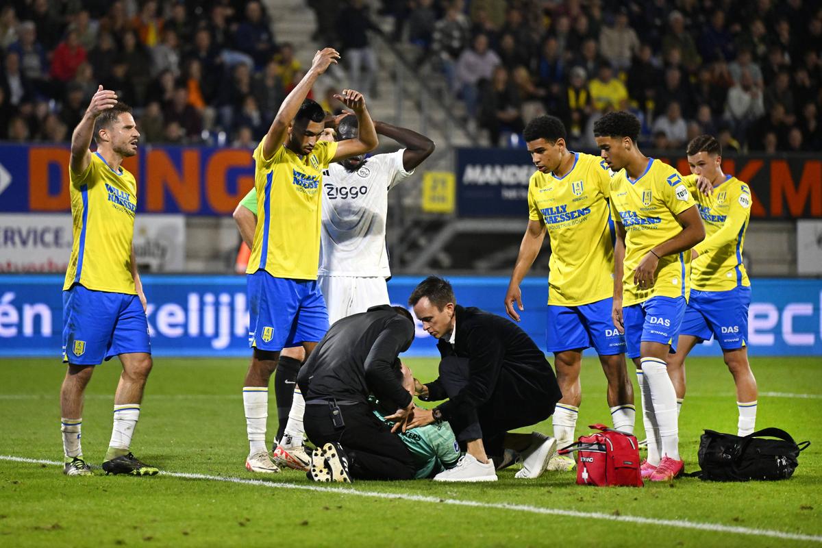 Dramă pe gazon în Waalwijk - Ajax! Portarul Etienne Vaessen a fost la un pas de moarte