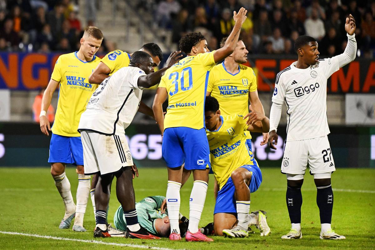 Dramă pe gazon în Waalwijk - Ajax! Portarul Etienne Vaessen a fost la un pas de moarte