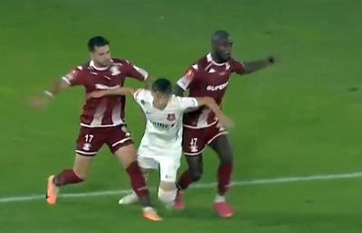 Final încins la Sibiu » Hermannstadt a cerut penalty la ultima fază, după ce Braun și Pănoiu l-au „strivit” pe Oroian: „Contact evident!”