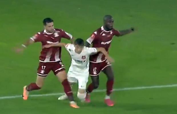 Final încins la Sibiu » Hermannstadt a cerut penalty la ultima fază, după ce Braun și Pănoiu l-au „strivit” pe Oroian: „Contact evident!”