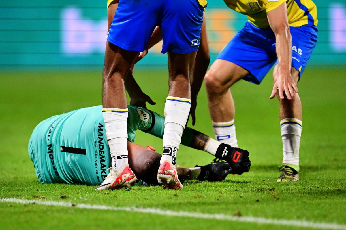 Dramă pe gazon în Waalwijk - Ajax! Portarul Etienne Vaessen a fost la un pas de moarte