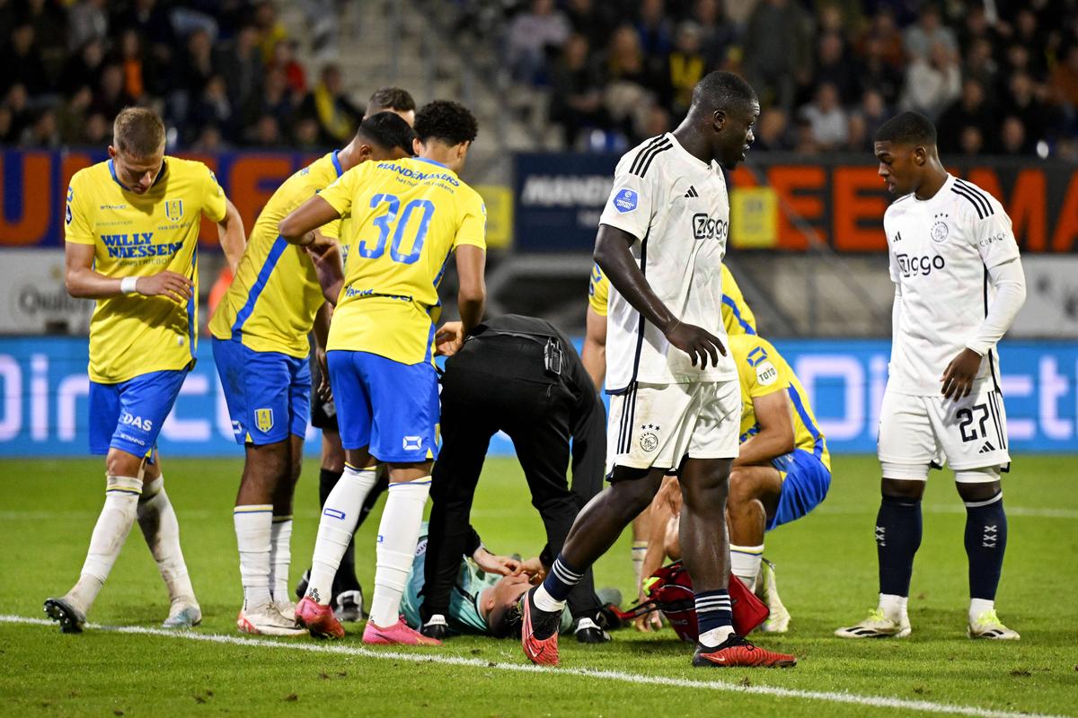 Dramă pe gazon în Waalwijk - Ajax! Portarul Etienne Vaessen a fost la un pas de moarte