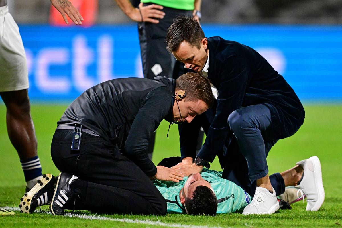 Dramă pe gazon în Waalwijk - Ajax! Portarul Etienne Vaessen a fost la un pas de moarte