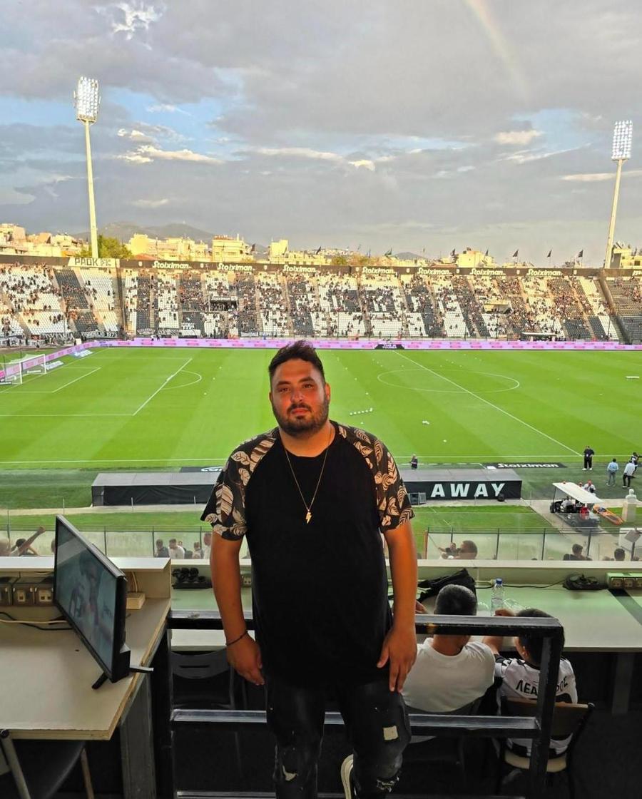 Manos Tsalgatidis (jurnalist Sportal.gr) Răspunde de PAOK Salonic și explică: „Suferă în septembrie și octombrie. De ce funeralii?”. Îl laudă pe fotbalistul „care are carismă de la zei”