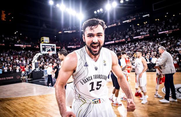 După doi ani și 5 trofee la U-BT, cel mai bine cotat baschetbalist român a ajuns în cea mai puternică ligă a Europei: „Joc cu sufletul, e alt nivel”