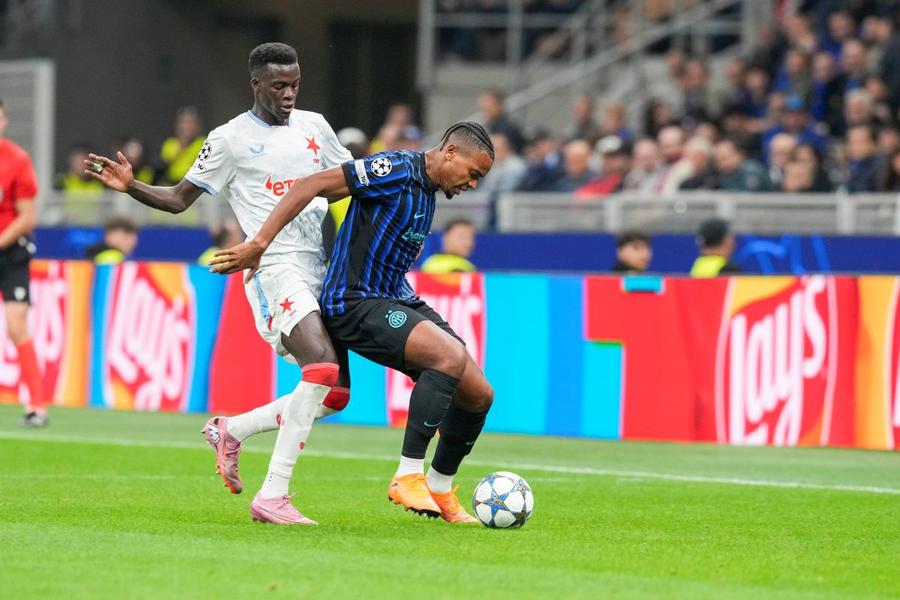 Manuel Akanji, în acțiune împotriva Slaviei Praga, în Liga Campionilor / Foto: Imago Au publicat contractul vedetei lui Cristi Chivu din Liga Campionilor » Ce salariu, clauze, bonusuri și obligații are Manuel Akanji